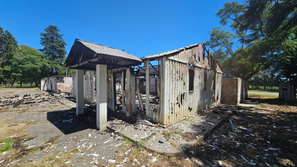 Son cinco los sospechosos de incendiar el destacamento de Bomberos y la estación de trenes en Río Tala Son cinco los sospechosos de incendiar el destacamento de Bomberos y la estación de trenes en Río Tala