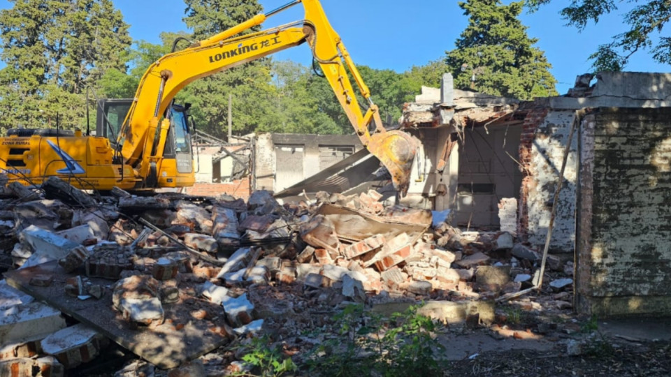 Rio Tala: Comenzó la remoción de escombros en donde Bomberos iba a tener su destacamento Rio Tala: Comenzó la remoción de escombros en donde Bomberos iba a tener su destacamento