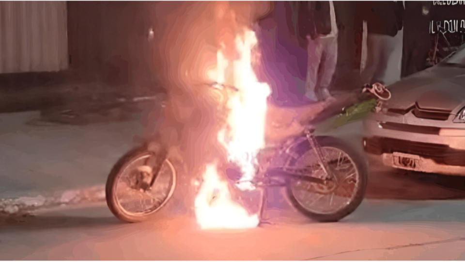 Insólito hecho en Ramallo: prendió fuego su propia moto para que no se la secuestren Insólito hecho en Ramallo: prendió fuego su propia moto para que no se la secuestren