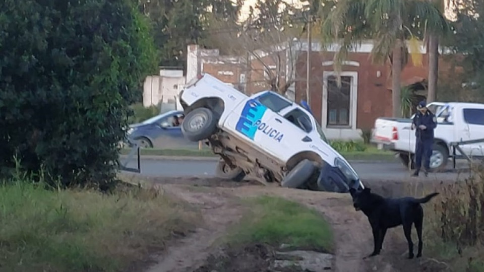Dos policías resultaron heridos al despistarse con el móvil en la Ruta 1001 Dos policías resultaron heridos al despistarse con el móvil en la Ruta 1001