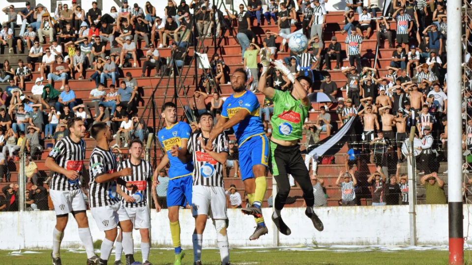 Independencia y Atlético no se sacaron ventajas en la primera final Independencia y Atlético no se sacaron ventajas en la primera final