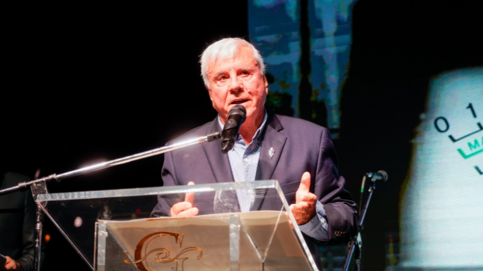 Fernando Bravo recibió el premio "Don Manuel Álvarez Argüelles"