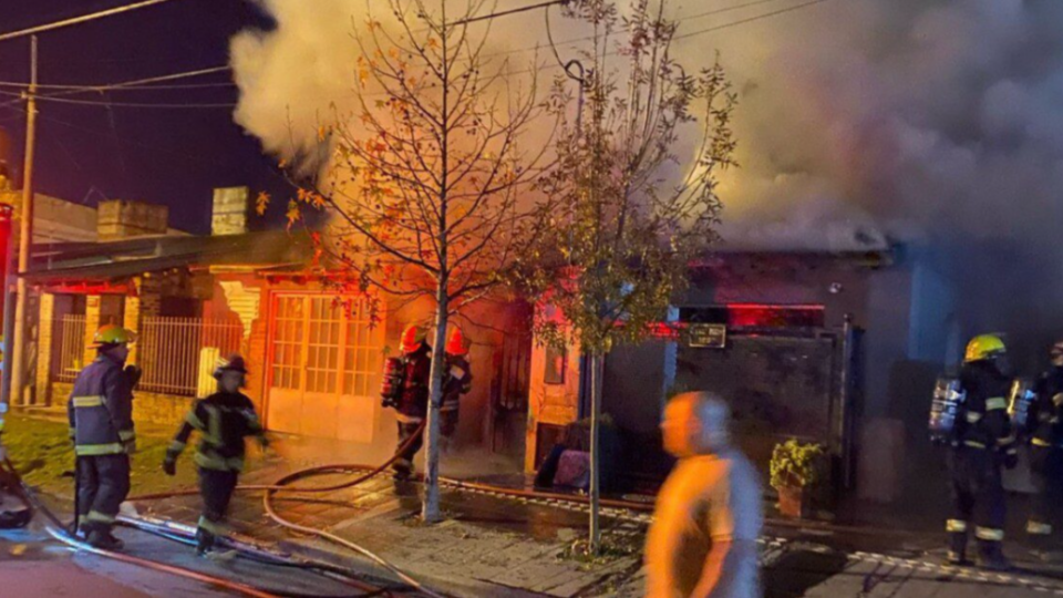 Incendio provocó graves daños en una vivienda Incendio provocó graves daños en una vivienda