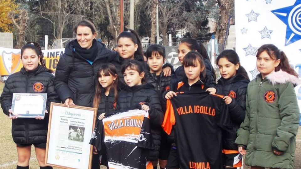 Reconocimiento a Ludmila Manicler a 30 años de su debut en el fútbol infantil Reconocimiento a Ludmila Manicler a 30 años de su debut en el fútbol infantil