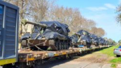 Doyle-Captan-el-paso-de-un-tren-militar-con-seis-tanques-de-guerra-y-otros-vehiculos-de-combate
