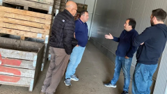 Recorrida-de-autoridades-por-la-empresa-Reina-Batata