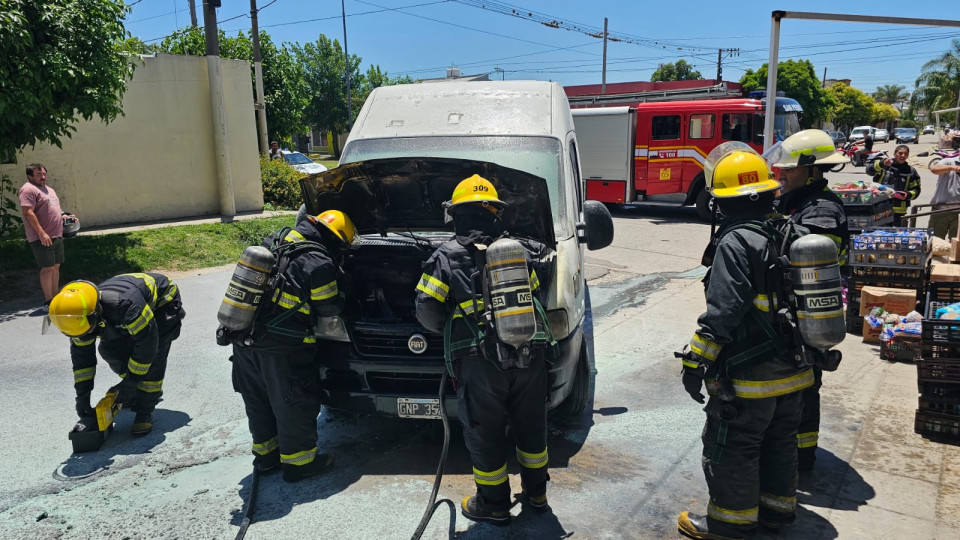 Incendio provocó importantes daños en un utilitario 