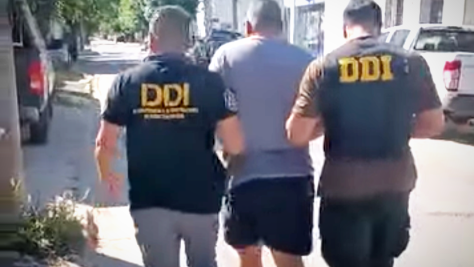 Aprehendieron a uno de los hijos del hombre que fue hallado sin vida en el barrio Los Aromitos 