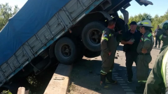 Un-camion-cayo-del-puente-y-provoco-un-choque-en-cadena