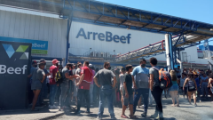 Denuncian-suspensiones-sin-pago-para-400-trabajadores-vinculados-al-frigorifico-Arrebeef